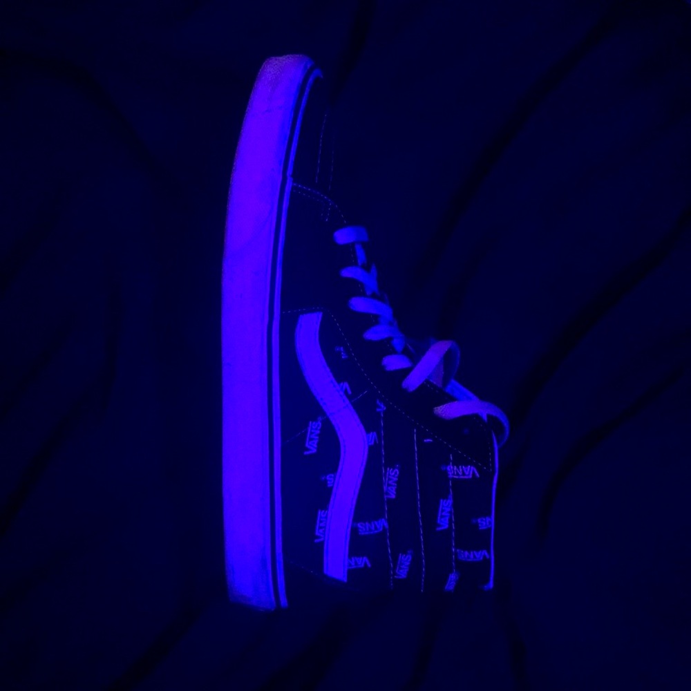 I don't want these shoes and need a little exsta money they got a design